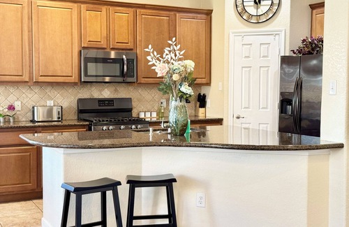 Spring House | Spacious 4-bedroom house in serene Spring with AC, WiFi