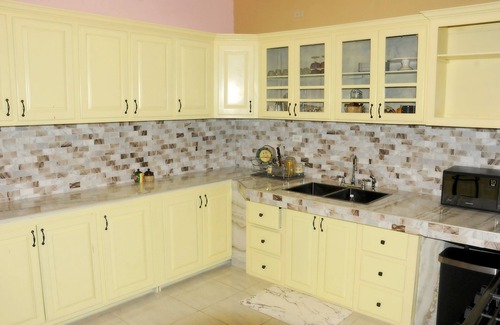 Runaway Bay Villa | Spacious 4-bedroom villa/pool/Wi-Fi/beach/chef/