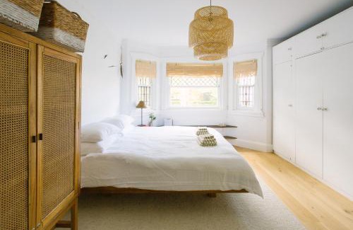 Manly Apartment | Spacious 4-Bedroom Manly Beach Apartment, Balcony, Bath & Fireplace, 2 Min to Beach