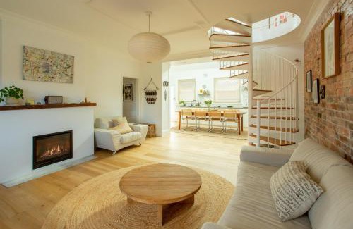 Manly Apartment | Spacious 4-Bedroom Manly Beach Apartment, Balcony, Bath & Fireplace, 2 Min to Beach