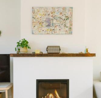 Manly Apartment | Spacious 4-Bedroom Manly Beach Apartment, Balcony, Bath & Fireplace, 2 Min to Beach