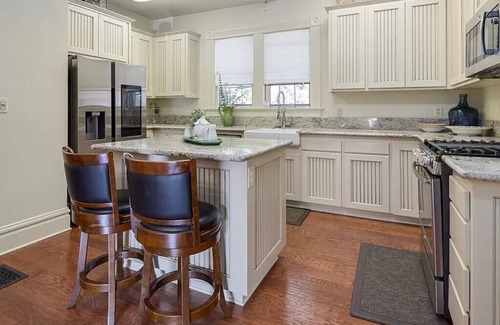 McLoughlin House | Spacious 4-bedroom Victorian home, sleeps up to 14, for Family or Bridal Getaway