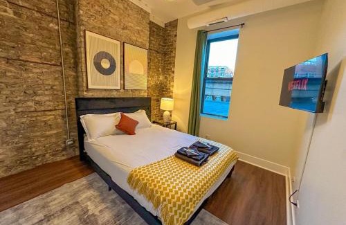 Near South Side Apartment | Spacious 420 friendly 3BR in South Loop Near McCormick Place, Grant Park and Soldier Field with Optional Parking