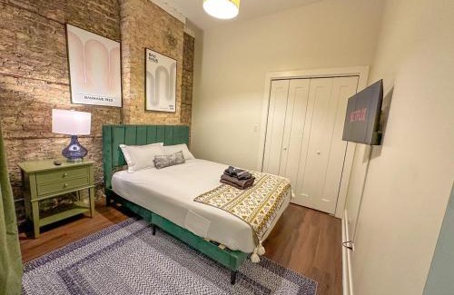 Near South Side Apartment | Spacious 420 friendly 3BR in South Loop Near McCormick Place, Grant Park and Soldier Field with Optional Parking