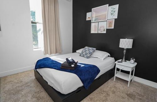 Near South Side Apartment | Spacious 420 Friendly 3BR Retreat Near McCormick Place and Soldier Field