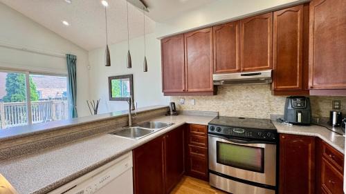 Churchill Meadows House | Spacious 4BD Oasis with Sauna