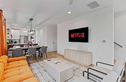 University Hills and Windsor Park House | Spacious 4BD Stay, 5 Mins to DT, Stunning Location!