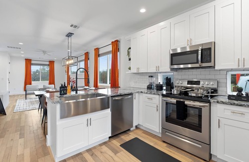 University Hills and Windsor Park House | Spacious 4BD Stay, 5 Mins to DT, Stunning Location!