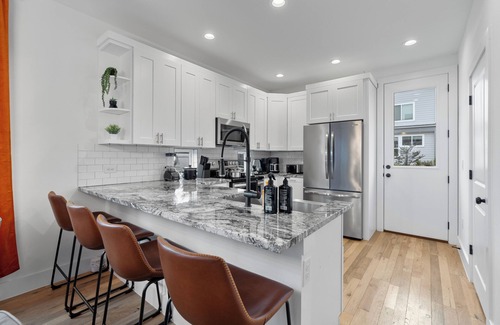 University Hills and Windsor Park House | Spacious 4BD Stay, 5 Mins to DT, Stunning Location!