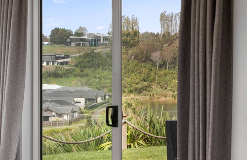 Pyes Pa House | spacious 4br family retreat with elevated and lake views