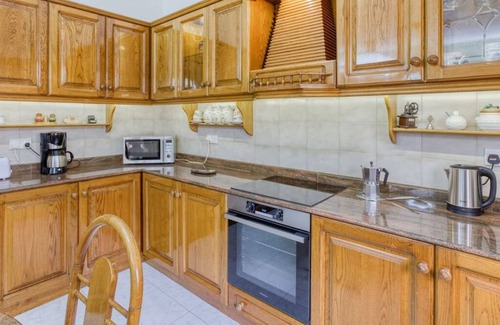 San Tumas House | Spacious 4BR Terraced House with Rooftop Access