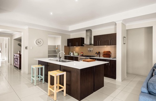 Nerang House | Spacious 5-Bed Retreat with Hot Tub & Pool