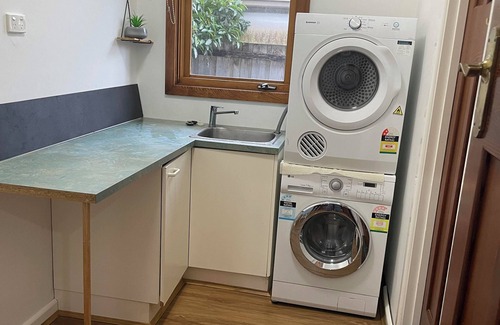 Bentleigh House | Spacious 5-bedroom house in beautiful Brighton East with AC, WiFi, fitness room