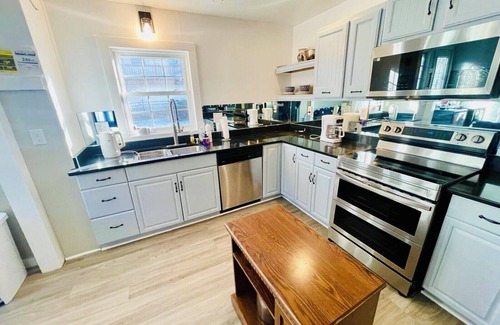 Ashland House | Spacious 5-bedroom apartment in charming Ashland with WiFi