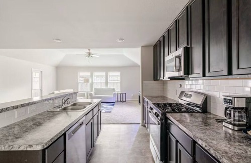 Rosenberg House | Spacious 5-bedroom building in charming Rosenberg with WiFi, AC, fitness room