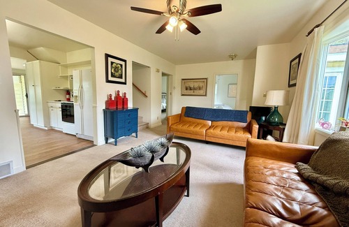 Green Acres House | Spacious 5-bedroom house in peaceful Tonawanda with WiFi, AC