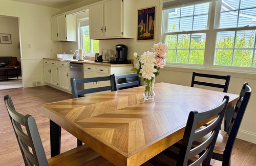 Green Acres House | Spacious 5-bedroom house in peaceful Tonawanda with WiFi, AC