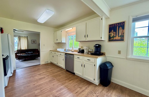 Green Acres House | Spacious 5-bedroom house in peaceful Tonawanda with WiFi, AC