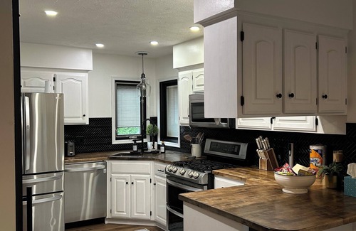 Bellevue House | Spacious 5-bedroom house with WiFi, AC in charming Bellevue