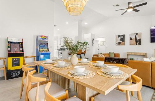 North Las Vegas House | Spacious 5 Bedroom House with Heated Pool and Jacuzzi
