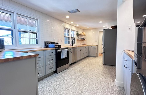 Southeast Eugene House | Spacious 5-bedroom house with AC, WiFi in welcoming south Eugene neighborhood.