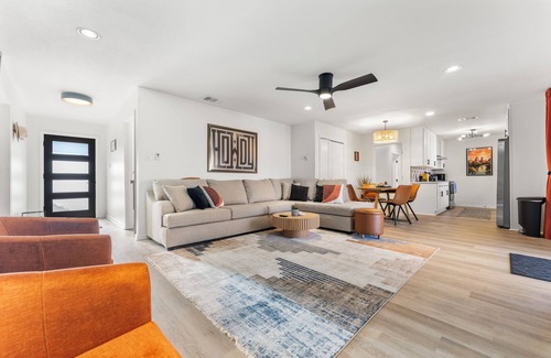 Austin House | Spacious 5-bedroom in wonderful South Austin with Cowboy pool and sun deck!