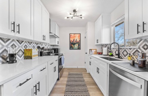 Austin House | Spacious 5-bedroom in wonderful South Austin with Cowboy pool and sun deck!