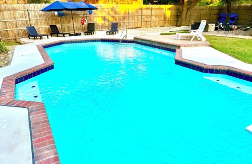 Ennis House | Spacious 5-bedroom Lakeside Retreat w/Pool in Ennis, TX -Sleeps 14