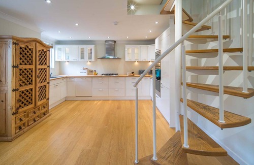 Seaview Apartment | Spacious 5 bedroom split level flat with three bathrooms and open plan kitchen living area, sleeps