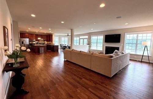 Purcellville House | Spacious 5-bedroom Lakefront View Home