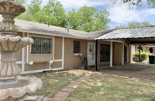 Southside House | Spacious 5-bedroom bungalow with WiFi, AC in charming San Antonio