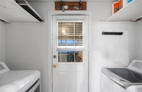 Oakhurst House | Spacious 5-bedroom waterfront house in charming Huntsville