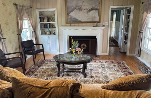 Flint House | Spacious 5 bedrooms with an office, 2 kitchens, and 2 master bedrooms.