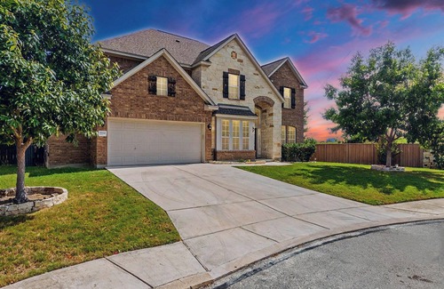 West San Antonio House | Spacious 5bed/3.5bath Private Yard/SeaWorld/BMT/Six Flags