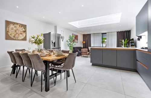 Luton House | Spacious 5BR for Work Crews Parking & WiFi