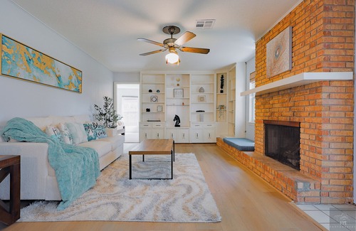 Spring Branch West House | Spacious 5BR Home - Near Energy Corridor - Sleeps 14 - Pet friendly