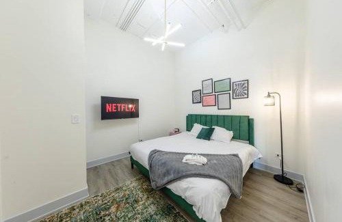 Near South Side Apartment | Spacious 5BR Luxury Suite Perfect for Groups with Gym Access and Optional Parking Near McCormick Place, Grant Park and Soldier Field