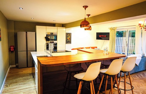 Staple Hill House | Spacious 6 Bed House, 10 Minutes from Centre with Parking, Ideal for Contractors