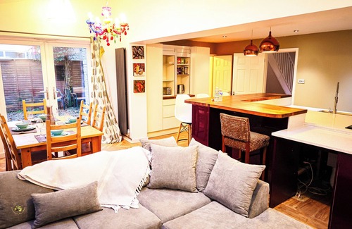 Staple Hill House | Spacious 6 Bed House, 10 Minutes from Centre with Parking, Ideal for Contractors