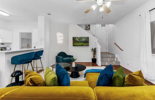 Austin House | Spacious 6-bedroom house with WiFi, Backyard and AC in amazing Austin!