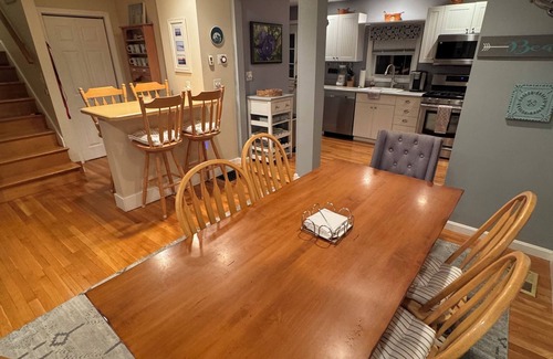 Hull House | Spacious 6-bedroom house with AC, WiFi in charming Hull only steps to the beach.