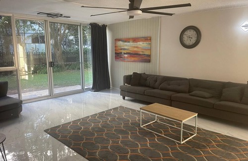 Southport Apartment | Spacious +7 Guest Beachfront Unit