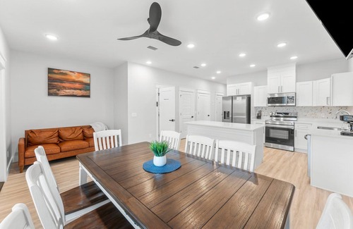 Holiday Beach House | Spacious 8-bedroom Retreat Prime Location Walk to Beach Sleeps 28