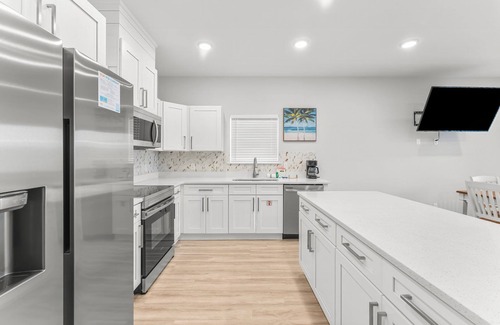 Holiday Beach House | Spacious 8-bedroom Retreat Prime Location Walk to Beach Sleeps 28
