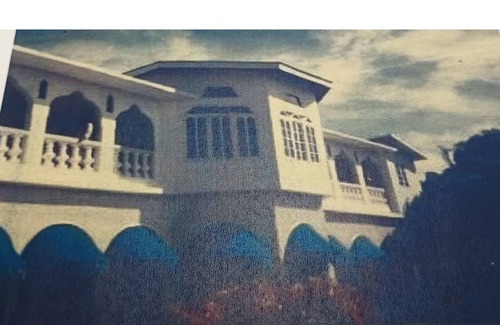 Spanish Town House | Spacious 9-bedroom house with WiFi & AC in amazing St Jago Heights Spanish Town