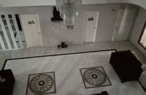Spanish Town House | Spacious 9-bedroom house with WiFi & AC in amazing St Jago Heights Spanish Town