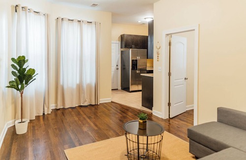 Uptown Apartment | ❤️ Spacious and Airy Apartment With Parking On Site!