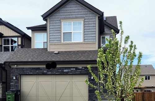West Edmonton House | Spacious and Beautiful Guest Suite in West Edmonton Near WEM