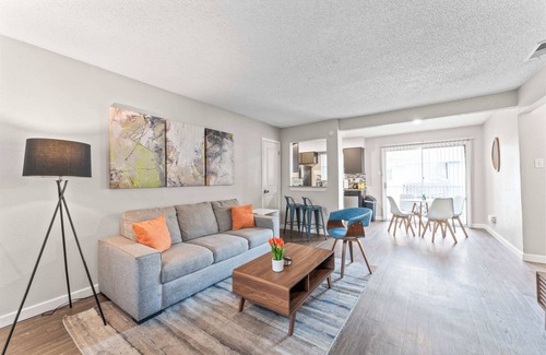 Windsor Park Apartment | Spacious and Chic King Bed 2BR Suite, 5 Min to DT