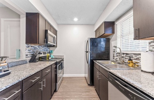 Windsor Park Apartment | Spacious and Chic King Bed 2BR Suite, 5 Min to DT